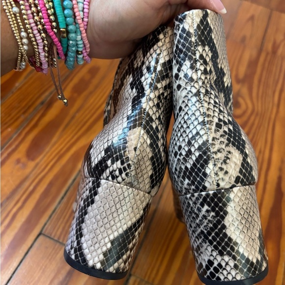 Marc Fisher Snakeskin Leather Ankle Boots Pointed Toe Chunky Heel Booties 7M - Picture 4 of 8